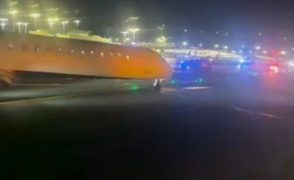 Two Delta Planes Collide at LaGuardia Airport in New York City While Taxiing, Leaving One Injured