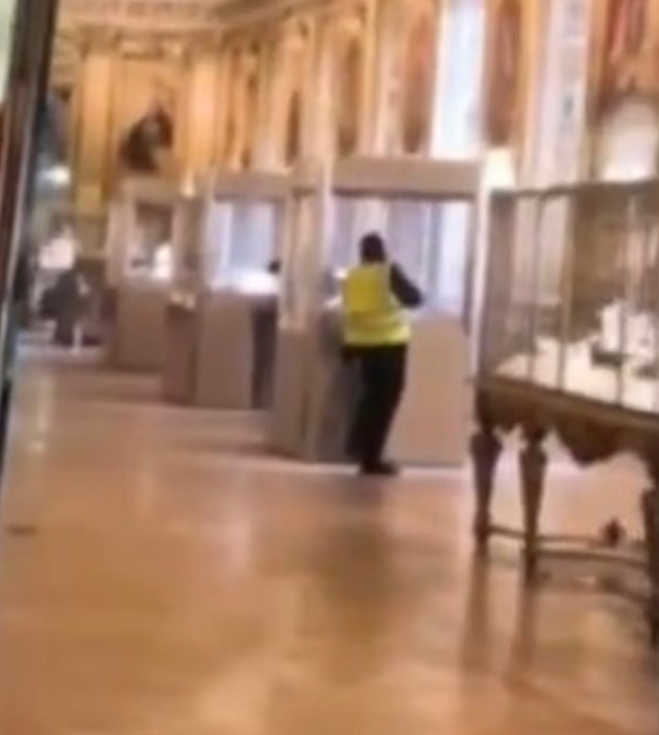 Louvre theft