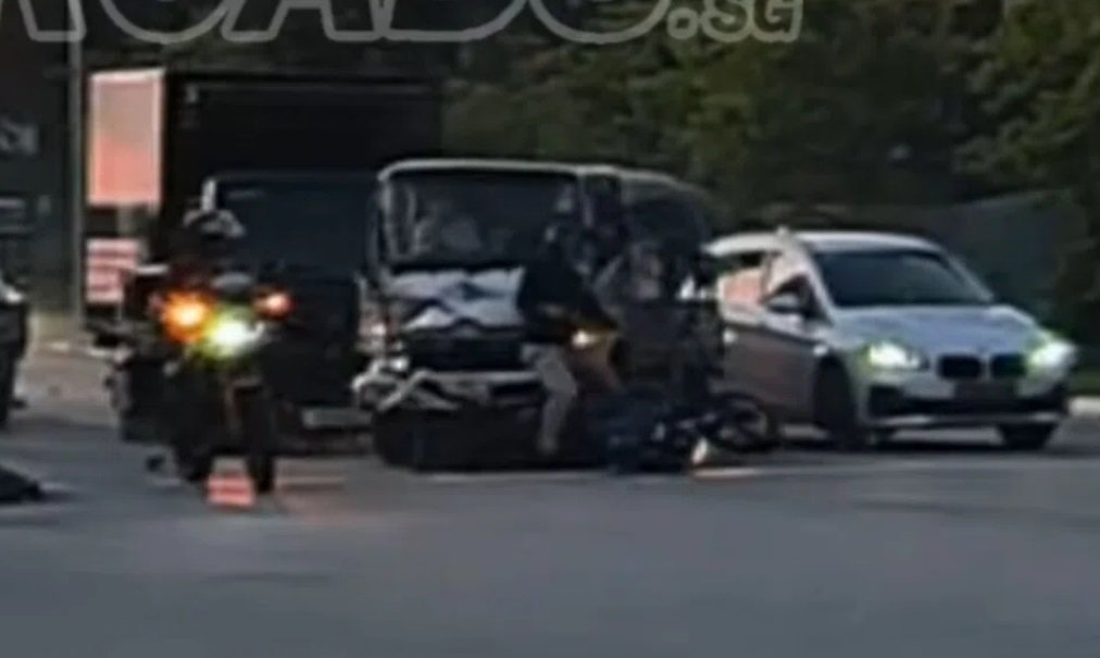 Singapore: 4 People Hospitalized After Sembawang Chain Collision; 2 Drivers Rescued from Trapped Vehicles