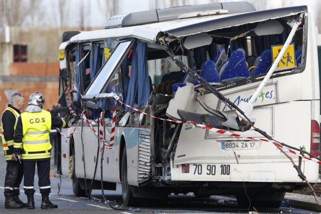 China bus crash kills 11 South Korean, Chinese children