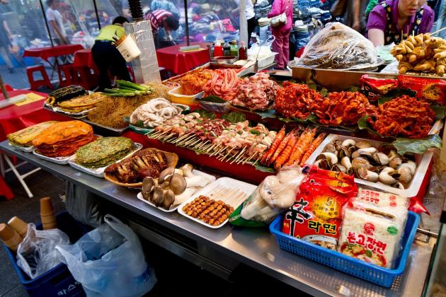Vietnam's Street Vendors Embrace Cashless Payments as QR Transactions Jump 85%