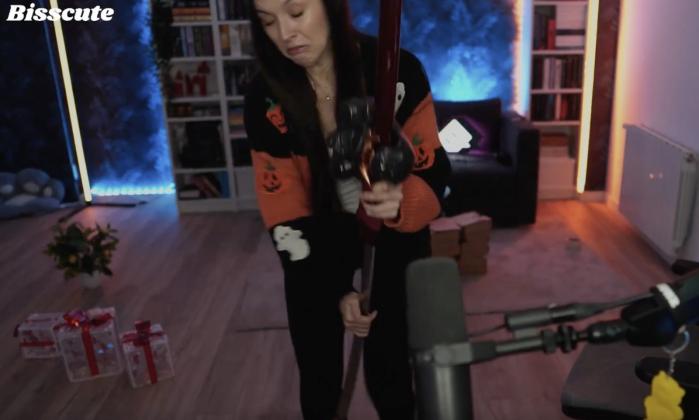 Twitch Streamer Rushed to ER After Catching Falling Katana by the Sharp Edge with Her Hands [VIDEO]