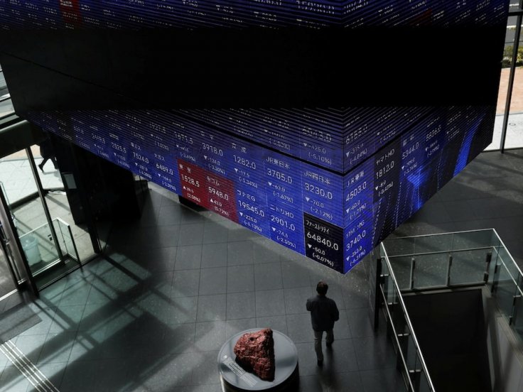 Traders monitor market 