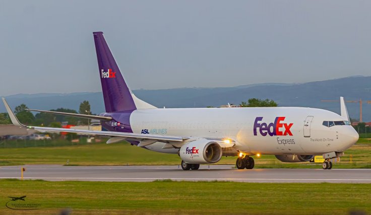 FedEx cargo jet
