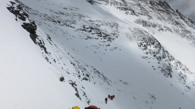 3 climbers die on Everest, one still missing 3 climbers die on Everest, one still missing