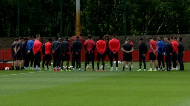 Manchester United hold minutes silence for Manchester attack victims