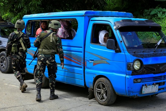 Thousands flee amidst military claim of stability in Philippines