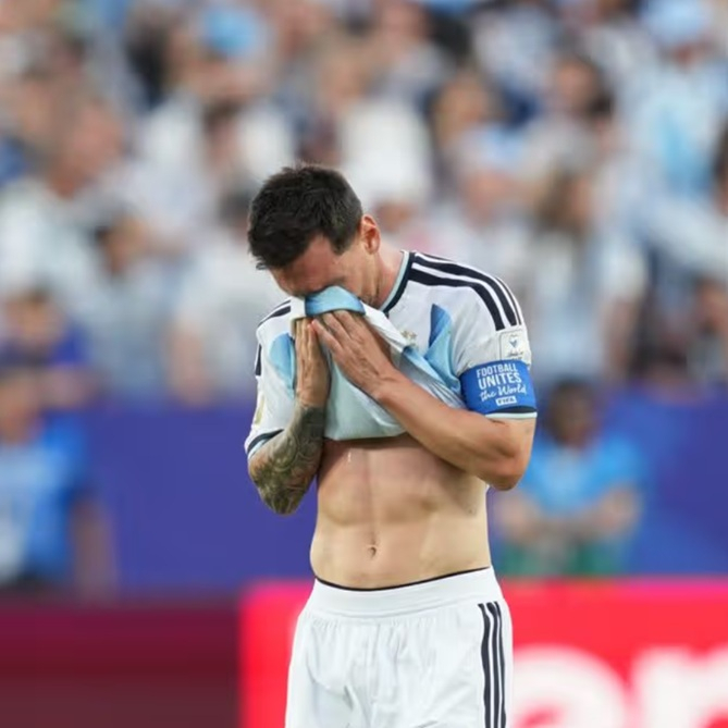 Lionel Messi seen crying