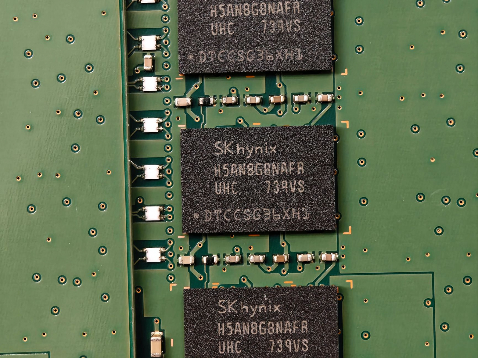 South Korea Exports Beat July Forecasts as AI Chip Demand Drives Growth at 62.8%