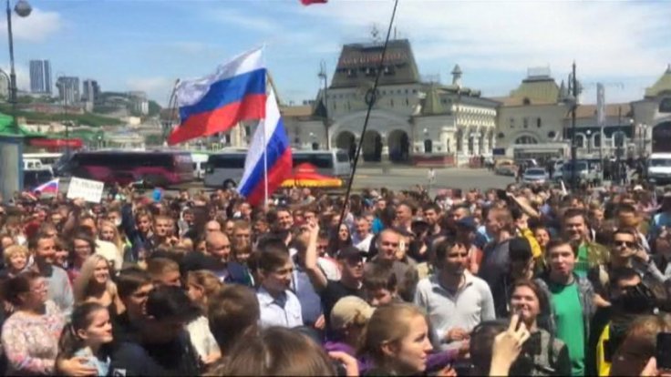 Russian police detain people at opposition protest against corruption Russian police detain people at opposition protest against corruption