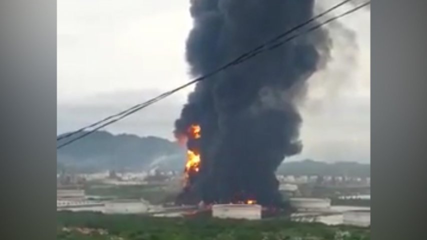 Giant fire breaks out at Mexico state oil companys largest refinery