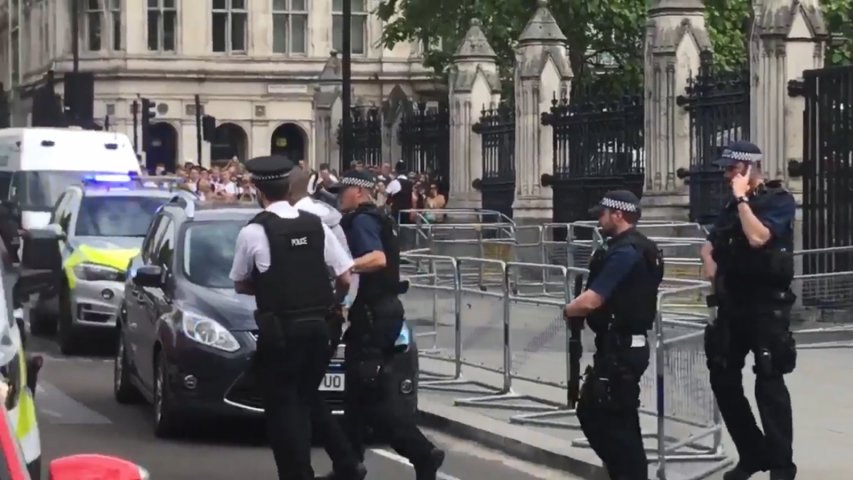 Man with knife arrested outside Palace of Westminster