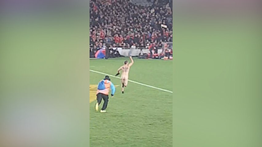 Is this the most patient streaker ever?