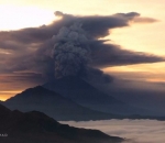 timelapse-video-shows-bali-volcano-spewing-ash